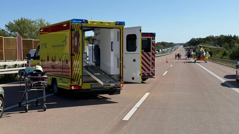 Auch mehrere Rettungswagen sind im Einsatz.