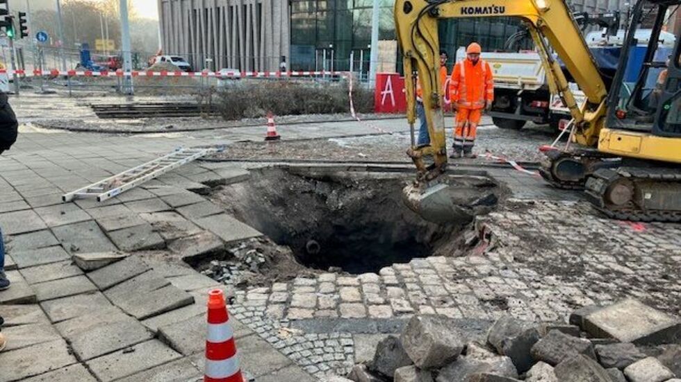 Ein Bagger hat die defekte Leitung freigelegt. Ein Bagger hat die defekte Leitung freigelegt.