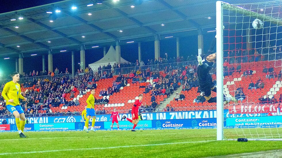Loks Torwart Andreas Naumann streckt sich vergeblich. Der Ball schlägt zum 2:0 ein. Torschütze Lukas Eixler (in Bewegung) schaut seinem Kopfball hinterher. Loks Torwart Andreas Naumann streckt sich vergeblich. Der Ball schlägt zum 2:0 ein. Torschütze Lukas Eixler (in Bewegung) schaut seinem Kopfball hinterher.