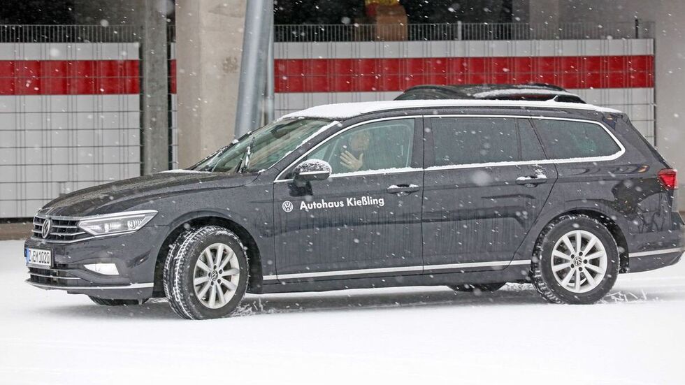 Joe Enochs fährt im Dienstwagen vom Hof der GGZ Arena.