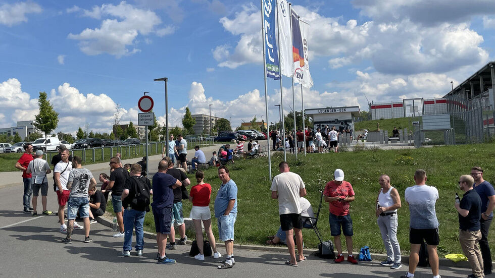 Am Mittag standen hunderte FSV-Fans am Tickethäuschen. 