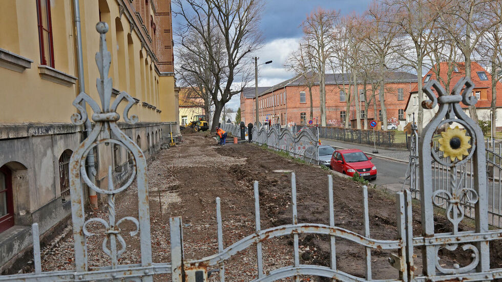 Die Vorbereitungen für das Anlegen von Hochbeeten laufen bereits. © Ralph Köhler/propicture