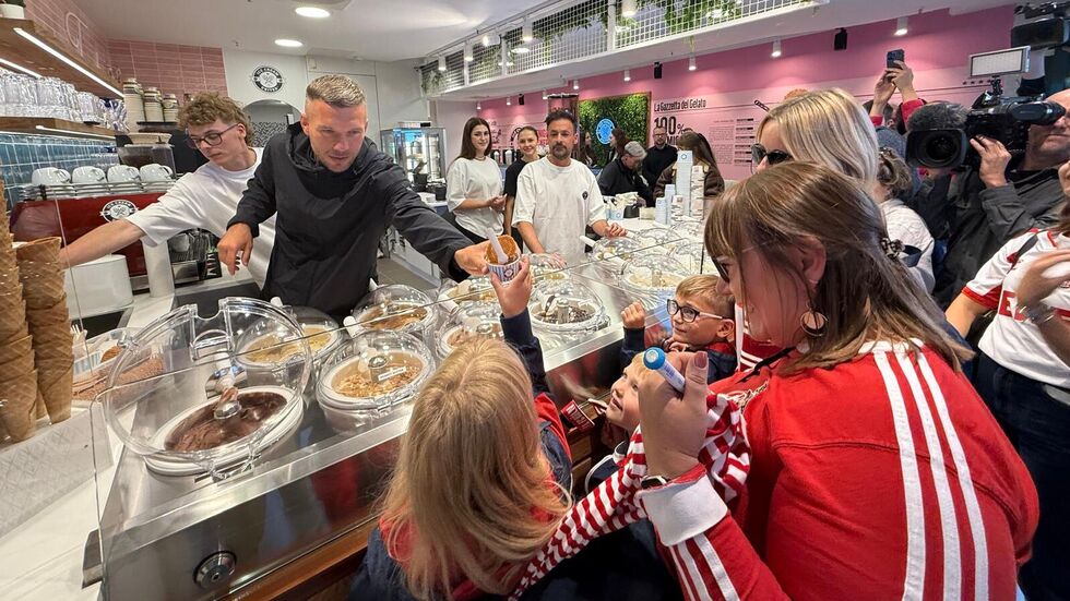 Fußball-Weltmeister Lukas Podolski verteilt in der neuen Chemnitzer Filiale von Ice Cream United Eis an junge Fans. Hunderte Besucher kamen zur Eröffnung in der Inneren Klosterstraße.