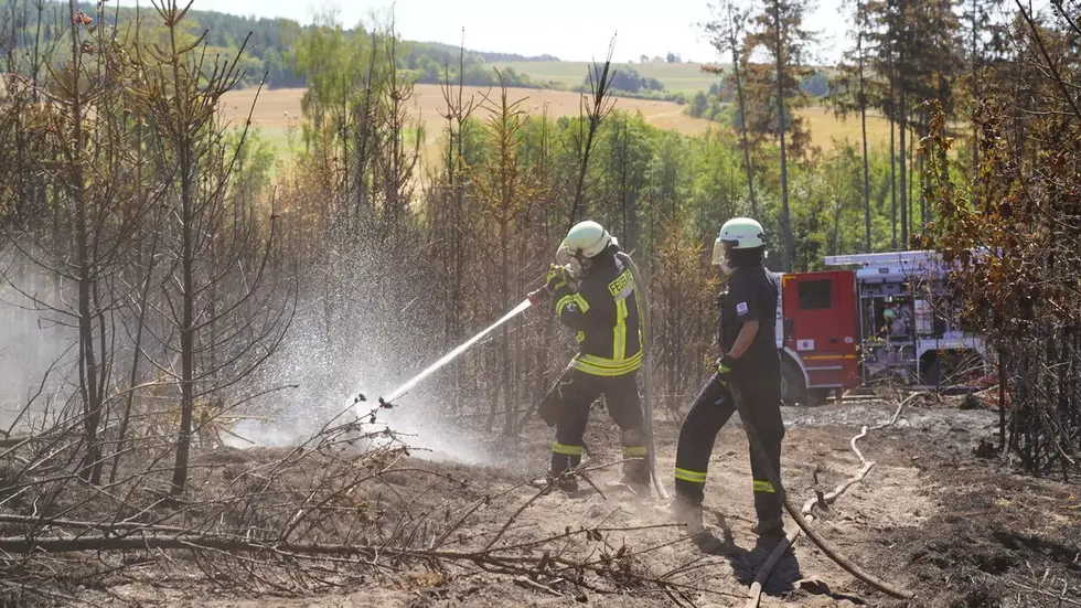 Einsatzkräfte bekämpfen Glutnester