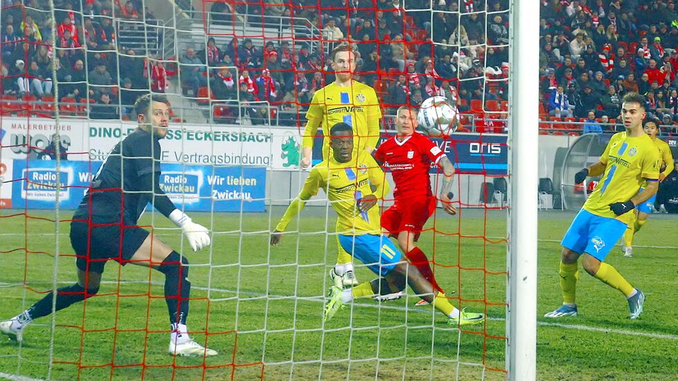 "Zimbo" ebnet mit seinem Tor den Weg für den Zwickauer Erfolg. "Zimbo" ebnet mit seinem Tor den Weg für den Zwickauer Erfolg.