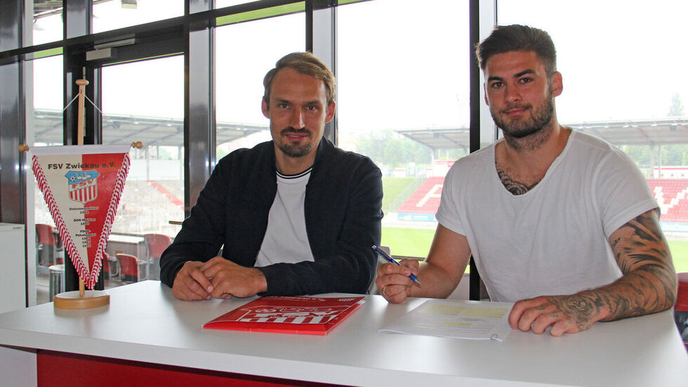 Sportchef Toni Wachsmuth (li.) und Dominic Baumann bei der Vertragsunterzeichnung. 