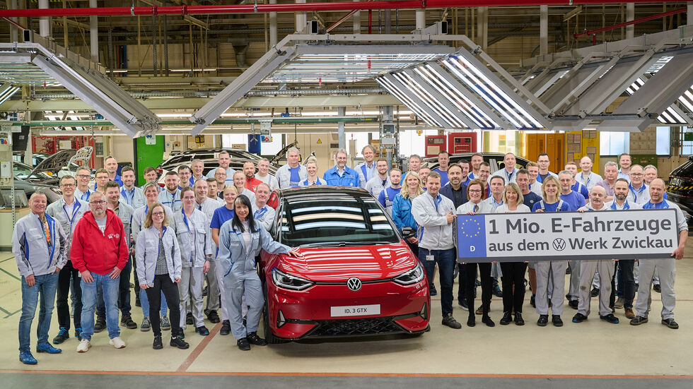 Vertreter aller Gewerke im Fahrzeugwerk Zwickau neben dem Jubiläumsfahrzeug ID.3 GTX   Performance