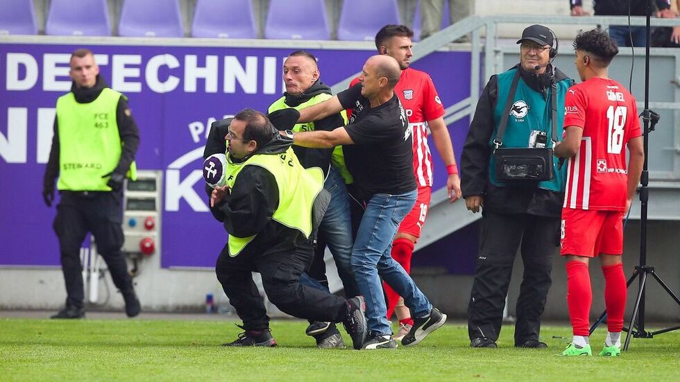Coach Joe Enochs unterbrach ein Live-Interview um Johan Gomez beherzt zur Seite zu springen. Der "Fan" wurde von zwei Ordnern abgeführt. Coach Joe Enochs unterbrach ein Live-Interview um Johan Gomez beherzt zur Seite zu springen. Der "Fan" wurde von zwei Ordnern abgeführt.