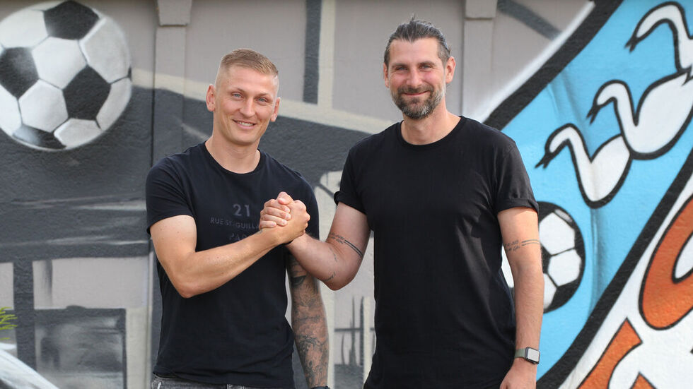 Handshake zwischen Marc-Philipp Zimmermann (l.) und FSV-Sportdirektor Robin Lenk