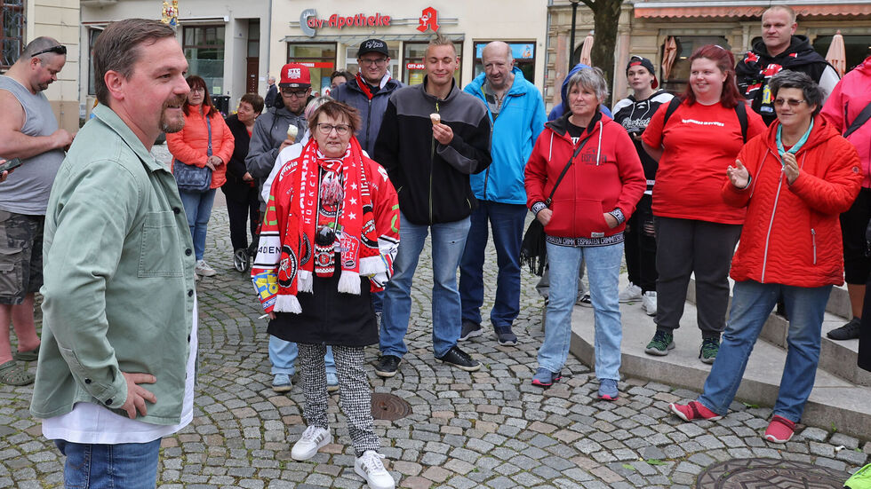 Erleichterung vor dem Rathaus: Eispiraten Geschäftsführer Jörg Buschmann (vorn links) und Fans hatten die Stadtratssitzung mitverfolgt. 