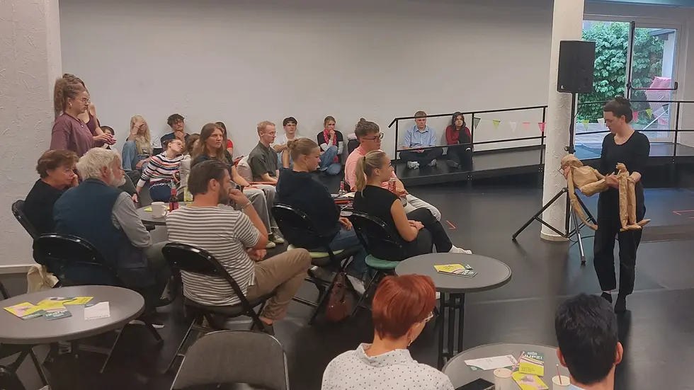 Auch ein kurzes Programm mit Musik und Schauspiel wurde den Gästen geboten. Auch ein kurzes Programm mit Musik und Schauspiel wurde den Gästen geboten.