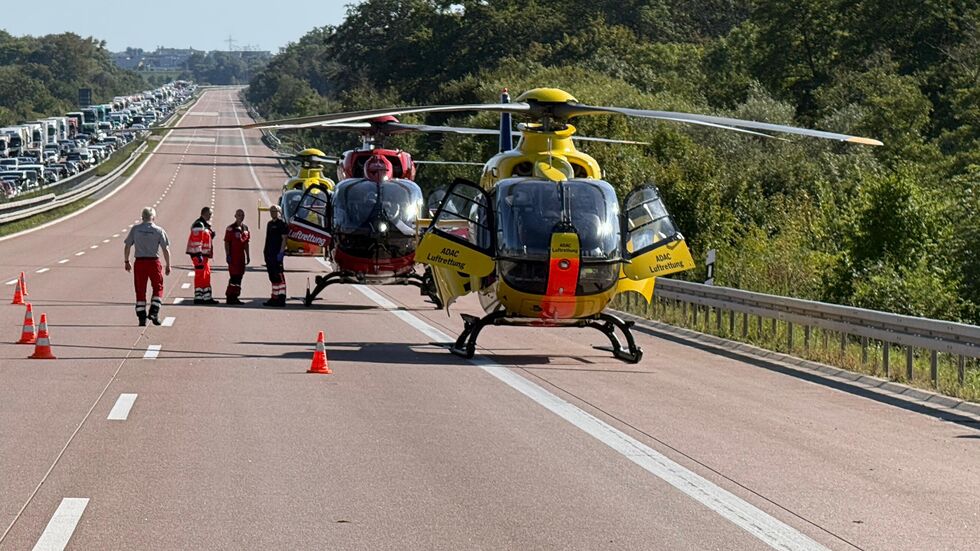 Mehrere Hubschrauber (hier sind drei zu sehen) sind im Einsatz, die A9 wurde in beide Richtungen voll gesperrt.