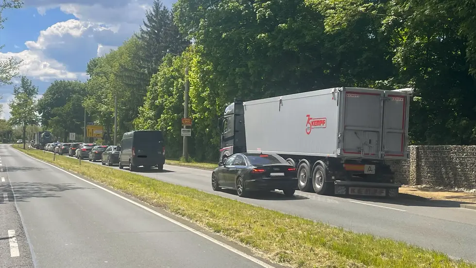 Am Montag, 14:15 Uhr, war die Warteschlange ein paar hundert Meter lang - vor dem Berufsverkehr. Am Montag, 14:15 Uhr, war die Warteschlange ein paar hundert Meter lang - vor dem Berufsverkehr.