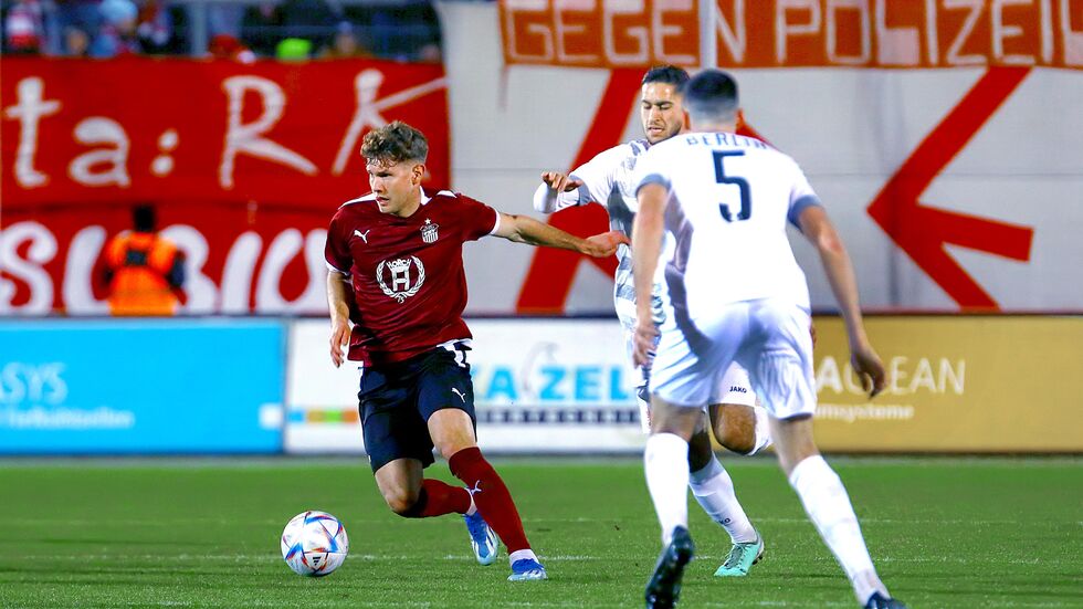 Der FSV Zwickau mit Jahn Herrmann im Jubiläumstrikot gewinnt gegen den Berliner AK mit 2:0. 