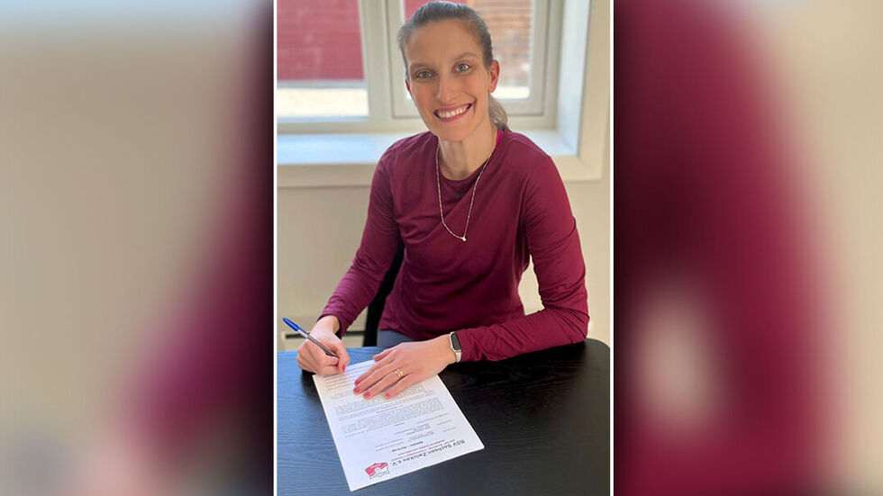 Caroline Martins bei der Vertragsunterzeichnung für den BSV Sachsen Zwickau.