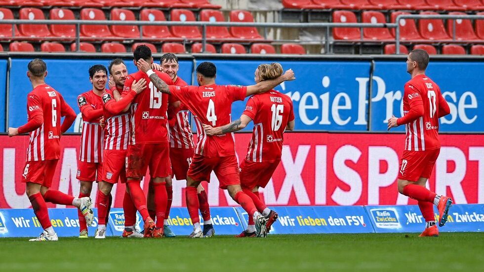 Die FSV-Spieler bejubeln das 2:0 von Jan-Marc Schneider