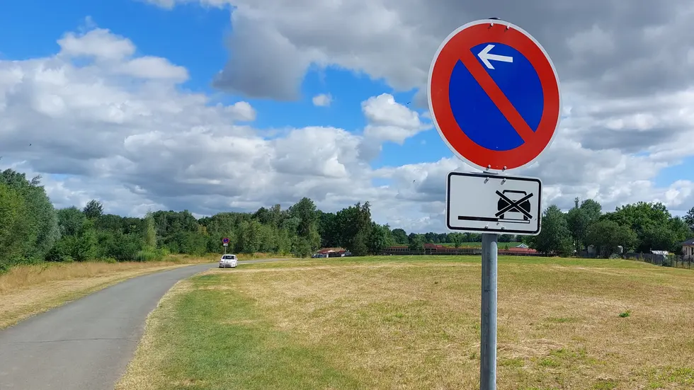 Auf der Wiese darf nun geparkt werden, nur nicht direkt an der Straße. Auf der Wiese darf nun geparkt werden, nur nicht direkt an der Straße.