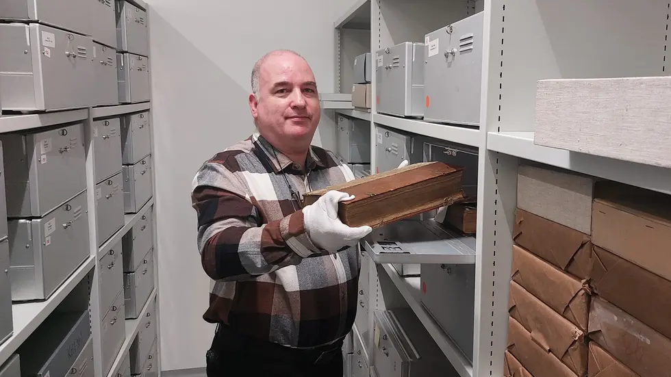 Nur mit Handschuhen berührt Archivleiter Benny Dressel die Schriftstücke.