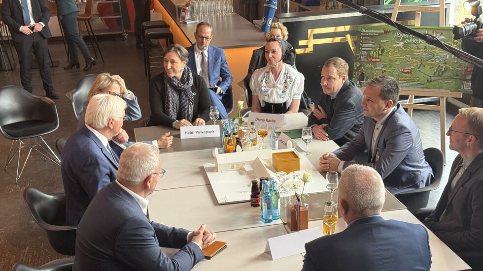 Bundespräsident im Gespräch mit gesellschaftlich engagierten Einwohnern von Hoyerswerda. Bundespräsident im Gespräch mit gesellschaftlich engagierten Einwohnern von Hoyerswerda.