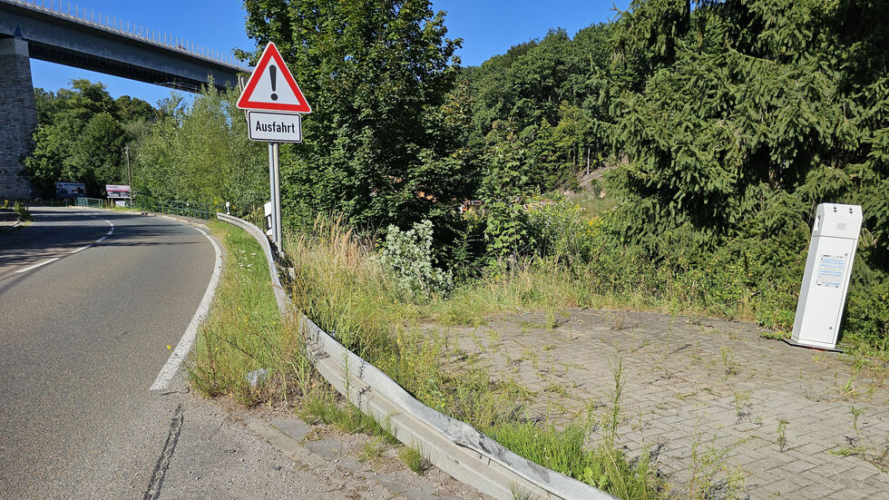 Hier kam das Fahrzeug von der Straße ab. 