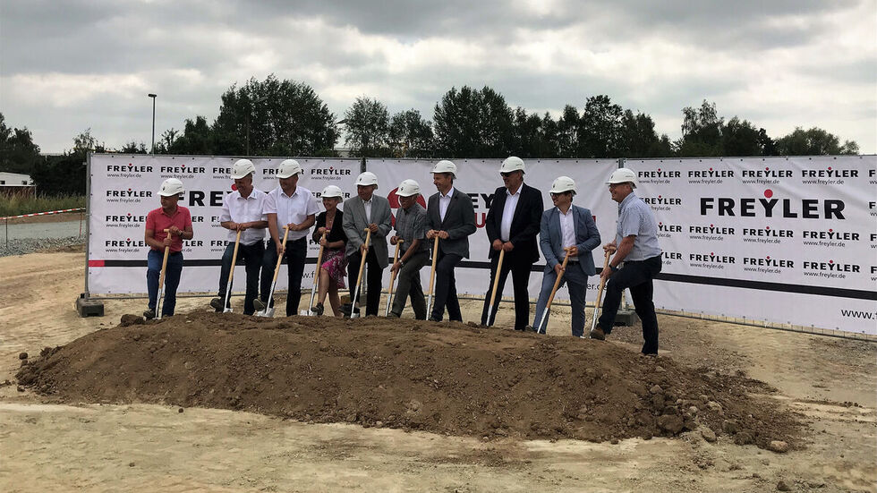 Vertreter von Firma und Gemeinde setzten den ersten Spatenstich. © BayWa