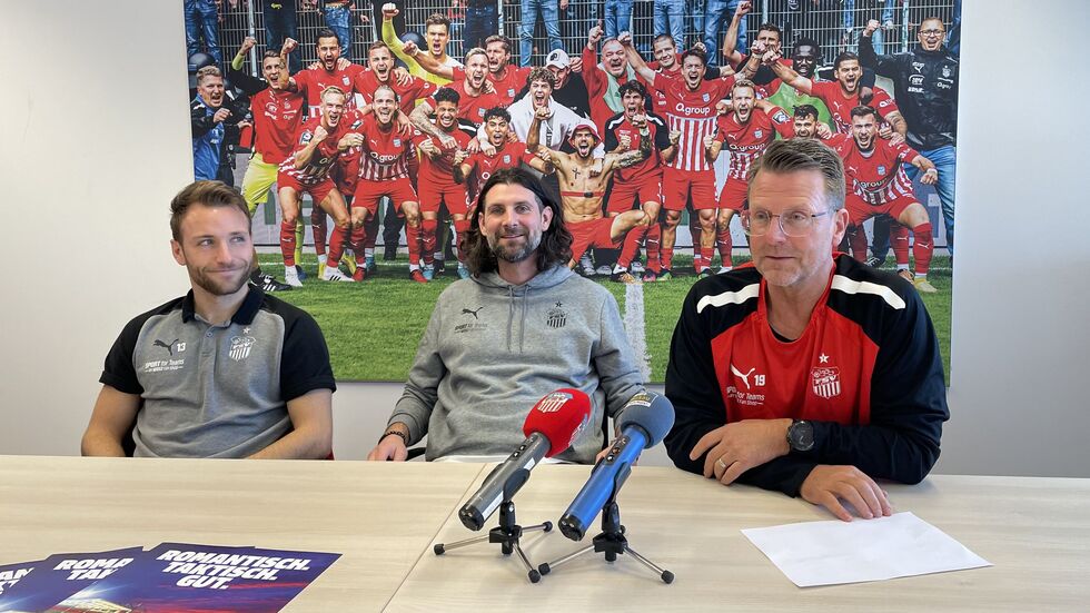 Mike Könnecke (v.li.), Robin Lenk und Rico Schmitt beim Pressegespräch vor dem Ostderby gegen Erfurt