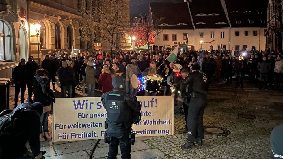 Unterdessen kamen im Domhof ca. 750 Menschen zusammen, um gegen die Regierung zu protestieren. Unterdessen kamen im Domhof ca. 750 Menschen zusammen, um gegen die Regierung zu protestieren.