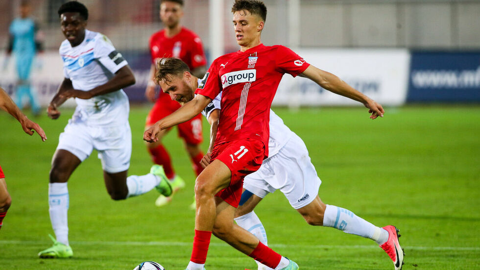 Dustin Willms im Zweikampf mit Björn Jopek von Viktoria Berlin.