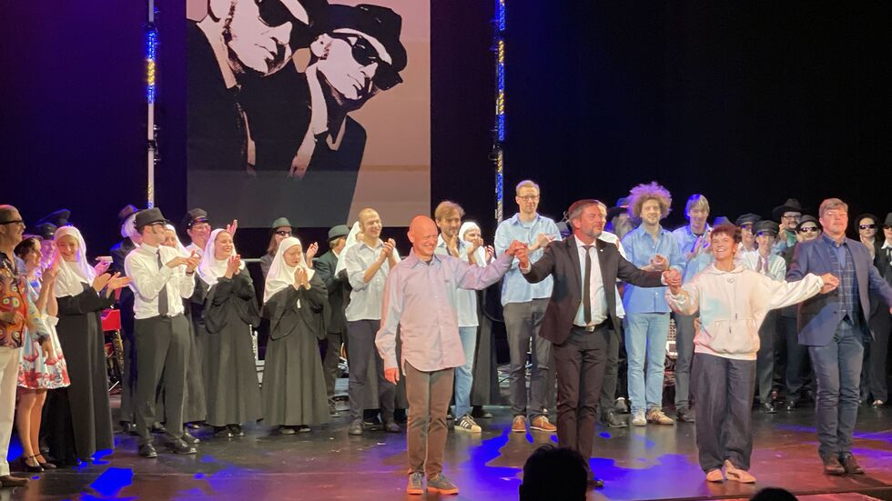 Intendant und Regisseur Dirk Löschner (mit Krawatte) und das "Blues Brothers"-Ensemble freuen sich über den Applaus zur Premiere. Intendant und Regisseur Dirk Löschner (mit Krawatte) und das "Blues Brothers"-Ensemble freuen sich über den Applaus zur Premiere.