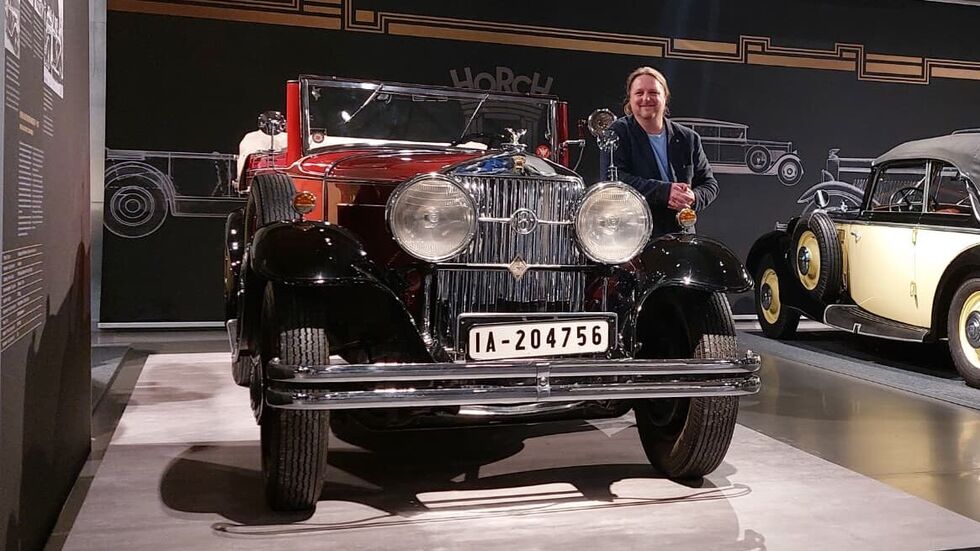 Kurator Randy Kämpf neben einem Horch 8