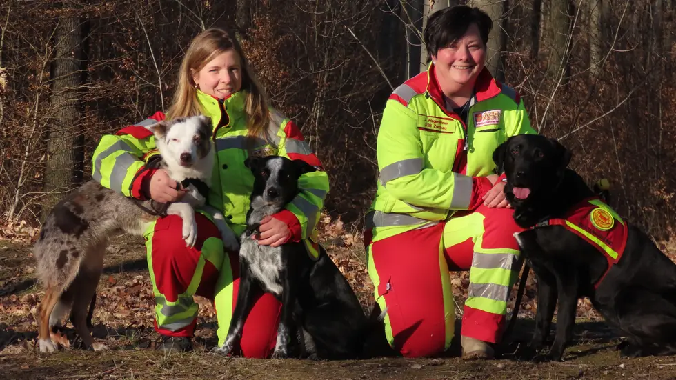 Jana Wagenlehner (l.) und Caro Deppler von der ASB-Rettungshundestaffel aus Zwickau gemeinsam mit ihren tierischen Einsatzkräften.
Jana Wagenlehner (l.) und Caro Deppler von der ASB-Rettungshundestaffel aus Zwickau gemeinsam mit ihren tierischen Einsatzkräften.