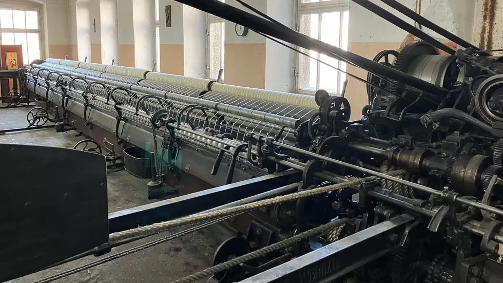 In der Tuchfabrik steht der einzige noch funktionsfähige Selfaktor in Sachsen - eine vollautomatisch arbeitende Spinnmaschine, die im frühen 19. Jahrhundert entwickelt wurde und halbautomatische Produktionsprozesse ablöste; ein Meilenstein der industriellen Revolution in der Textilindustrie. In der Tuchfabrik steht der einzige noch funktionsfähige Selfaktor in Sachsen - eine vollautomatisch arbeitende Spinnmaschine, die im frühen 19. Jahrhundert entwickelt wurde und halbautomatische Produktionsprozesse ablöste; ein Meilenstein der industriellen Revolution in der Textilindustrie.