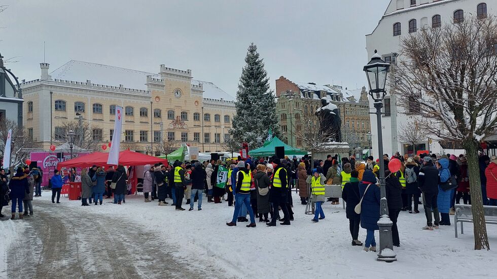 Mehrere hundert streikende Lehrkräfte versammelten sich am Montagmittag auf dem Hauptmarkt. Mehrere hundert streikende Lehrkräfte versammelten sich am Montagmittag auf dem Hauptmarkt.
