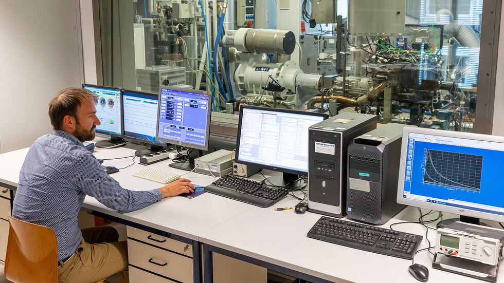 Blick auf einen Motorenprüfstand an der Fakultät Kraftfahrzeugtechnik der WHZ