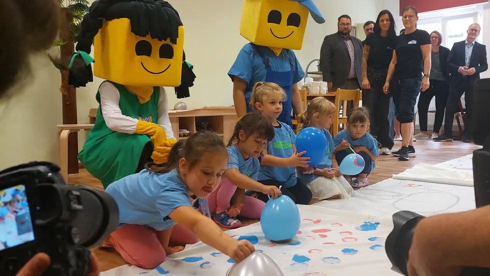 Mit einer künstlerischen Ballon-Performance haben einige Kindergartenkinder der Kita "Kinderinsel" den Endspurt ins diesjährige Zwikkifaxx eingeleitet. 