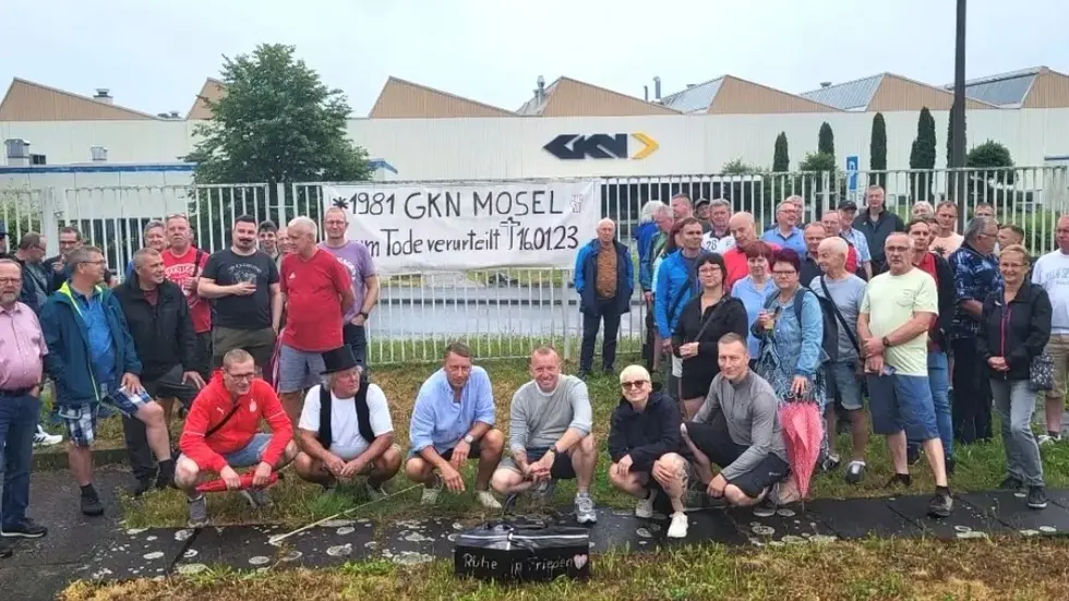 Frühere GKN-Mitarbeiter vor dem Werkstor in Mosel. Frühere GKN-Mitarbeiter vor dem Werkstor in Mosel.