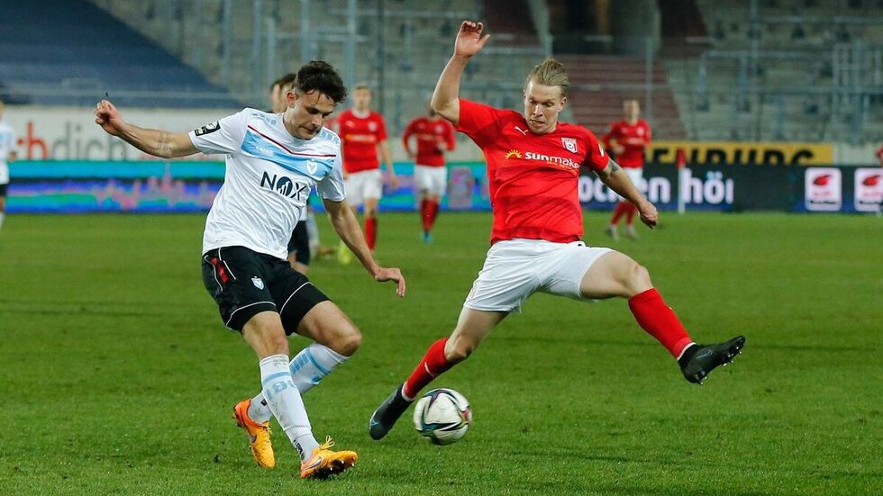 Janek Sternberg (re.) im Zweikampf mit Jakob Lewald von Viktoria Berlin. Janek Sternberg (re.) im Zweikampf mit Jakob Lewald von Viktoria Berlin.