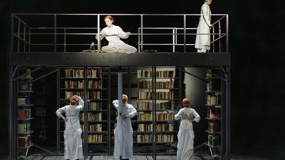 Bühne und Kostüme sind von Sophie Lenglachner.  Bühne und Kostüme sind von Sophie Lenglachner.