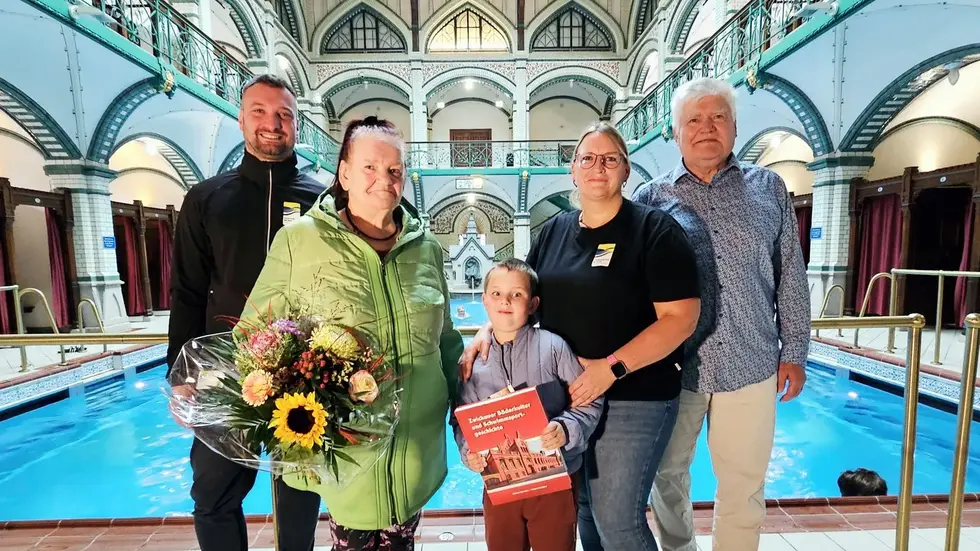 Tino Hahm, Leiter Sportstättenbetrieb der Stadt Zwickau; Antje und Phil Adolph; Anja Weiß, Leiterin Johannisbad Zwickau und Dr. Werner Beuschel, Vorsitzender des Fördervereins Johannisbad Tino Hahm, Leiter Sportstättenbetrieb der Stadt Zwickau; Antje und Phil Adolph; Anja Weiß, Leiterin Johannisbad Zwickau und Dr. Werner Beuschel, Vorsitzender des Fördervereins Johannisbad
