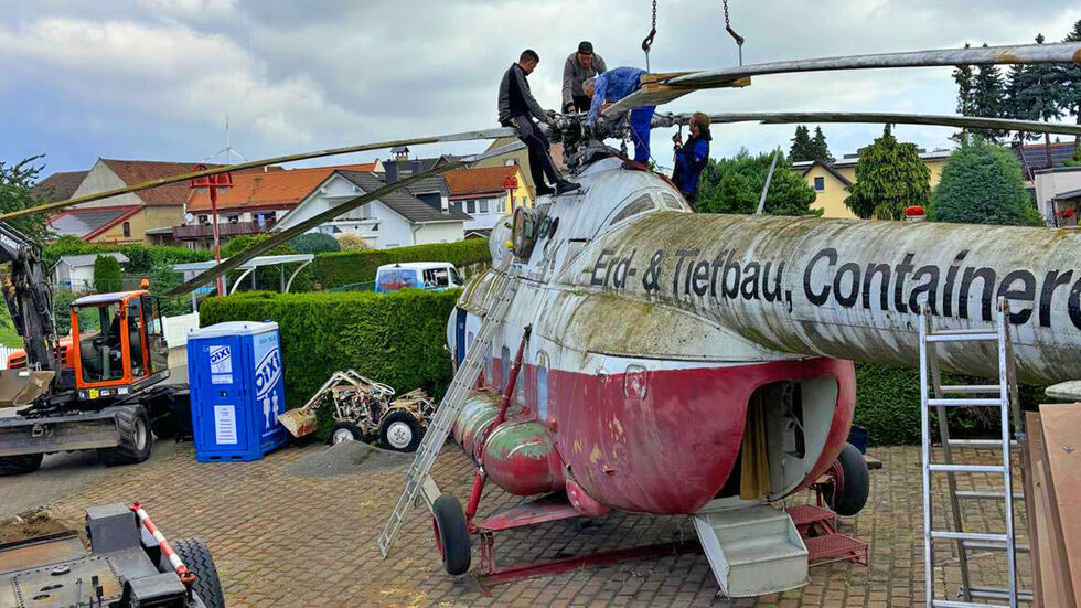 Die Culitzscher machen den Hubschrauber transportfähig. Die Culitzscher machen den Hubschrauber transportfähig.