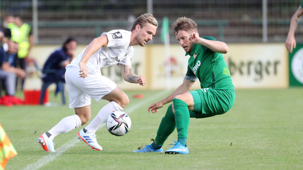 Nils Butzen (li.) im Zweikampf mit Florian Brügmann bei einem Test gegen Chemie in der Vorbereitung.