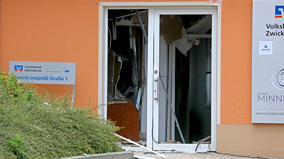 Zerstörter Eingang zur Bank