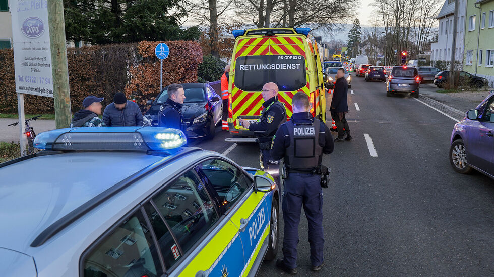 Rettungskräfte und Polizei kamen zum Einsatz. Rettungskräfte und Polizei kamen zum Einsatz.