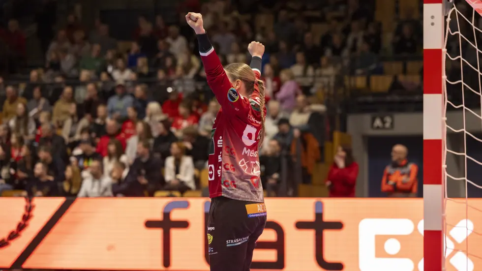 Lilly Janßen beim Jubel: Die Torhüterin ist vom VfL Oldenburg ausgeliehen. 