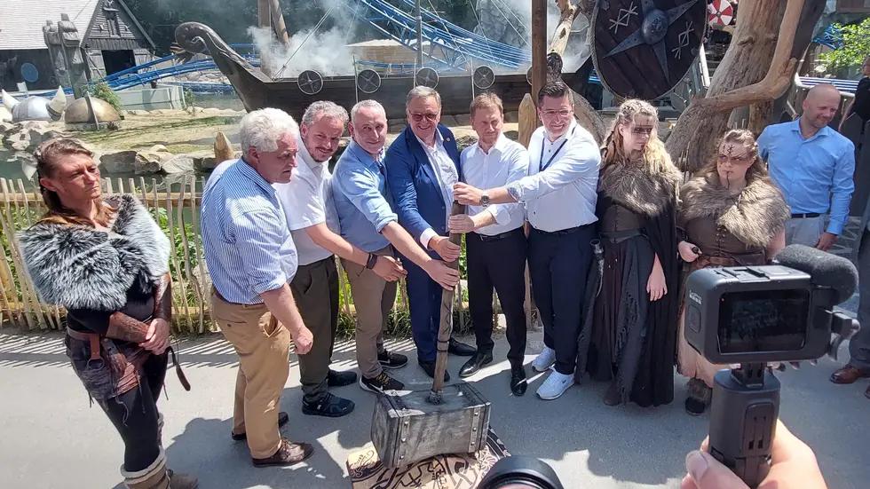 Zur Eröffnung wurde der Hebel in Form eines Hammers umgelegt - passend zum Wikinger-Thema der Bahn. Jan Völkel (4.v.l.) und Roland Mack (5.v.l.) haben selbst mit Hand angelegt. Zur Eröffnung wurde der Hebel in Form eines Hammers umgelegt - passend zum Wikinger-Thema der Bahn. Jan Völkel (4.v.l.) und Roland Mack (5.v.l.) haben selbst mit Hand angelegt.