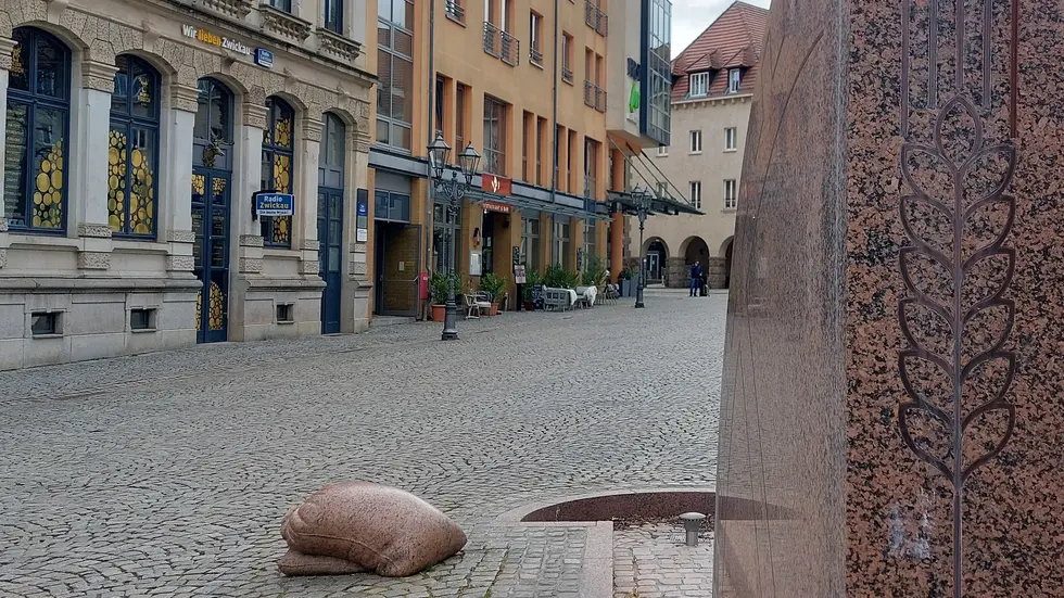 Der Brunnen erinnert heute noch daran, womit hier früher einmal gehandelt wurde.