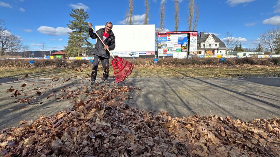 Letzte Arbeiten werden erledigt, bevor am Donnerstag die ersten Besucher ins Autokino kommen. Letzte Arbeiten werden erledigt, bevor am Donnerstag die ersten Besucher ins Autokino kommen.