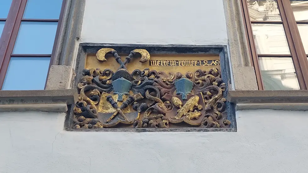 An der Fassade sind die Wappen der Familien Römer (links) und Tretwein (rechts) verewigt. Katharina Tretwein und Martin Römer heirateten 1461.