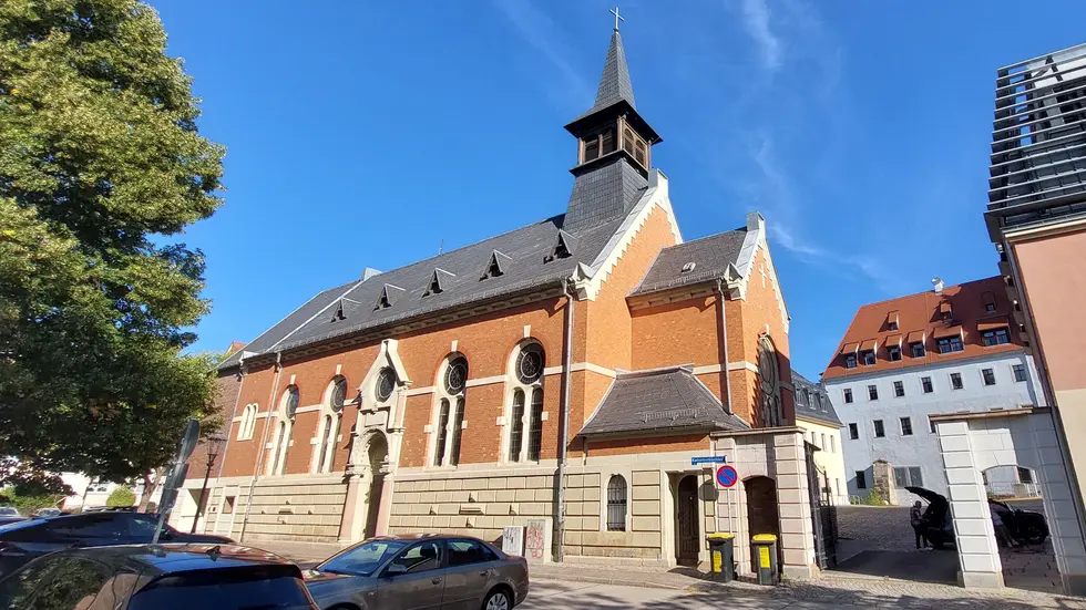 Die Kirche St.-Johann-Nepomuk befindet sich direkt zwischen Katharinenkirche und Schloss Osterstein (hinten rechts im Bild). Die Kirche St.-Johann-Nepomuk befindet sich direkt zwischen Katharinenkirche und Schloss Osterstein (hinten rechts im Bild).