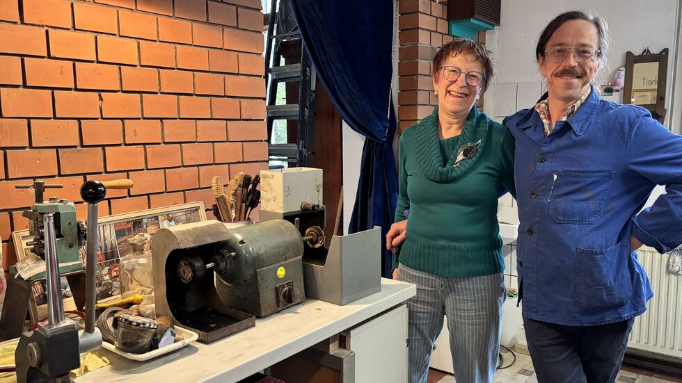 Christine Burkhardt und ihr Nachfolger Hagen Wirsing in der Werkstatt.